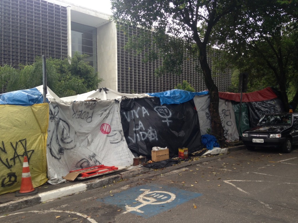 Acampamento de manifestantes ao lado da rampa na Avenida Pedro Alvares Cabral (Foto: Juliana Cardoso Ribeiro)