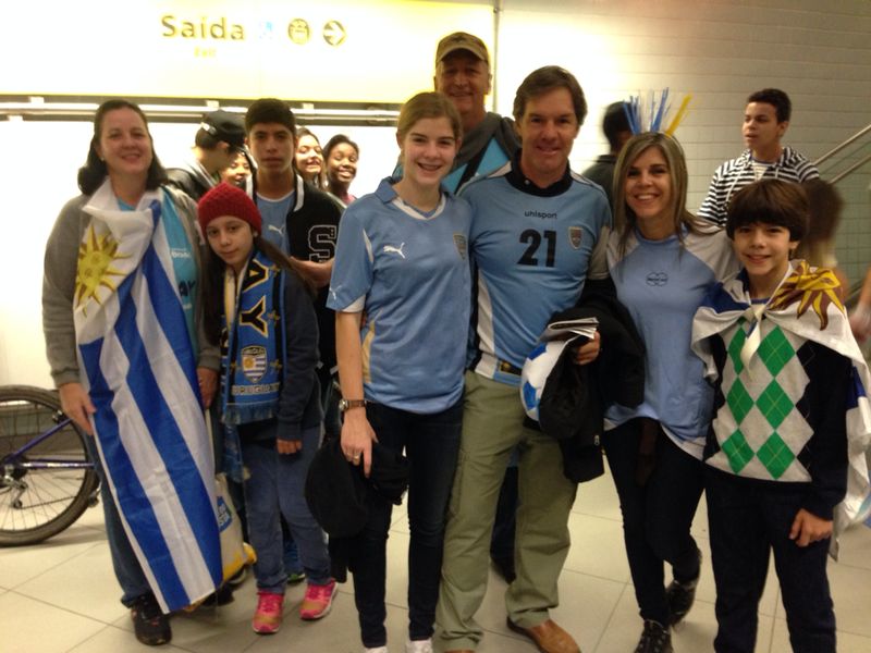 A família Gutierrez, direto do Uruguai para a Estação Paulista do metrô (Foto: Silas Colombo)