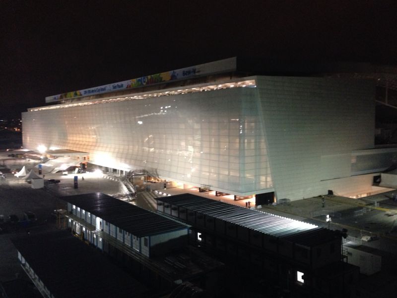 Iluminação interna na fachada Oeste permite ver dentro do estádio (Foto: Silas Colombo)