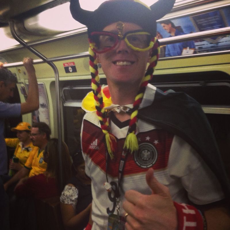 O alemão Matt Heidemann no metrô saindo do Itaquerão (Foto: Silas Colombo)