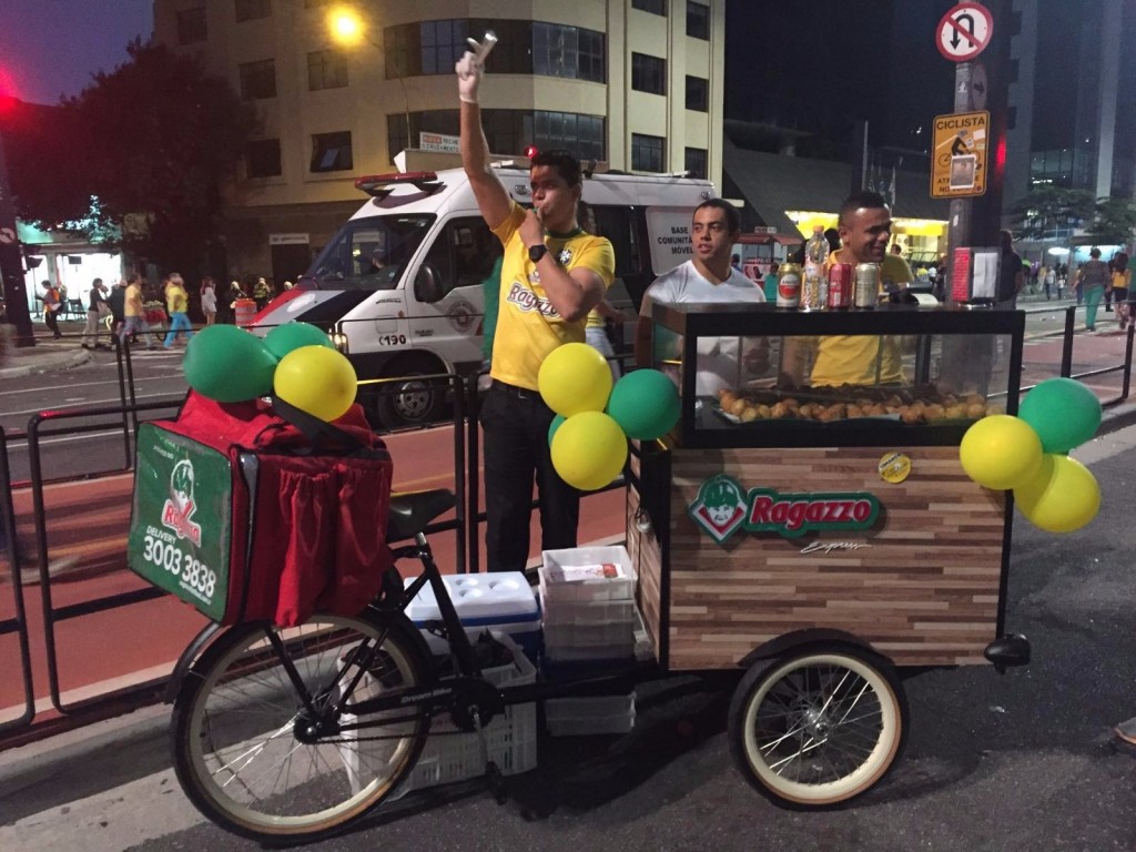 Bicicleta do Ragazzo: equipada com estufa, para manter os salgados quentinhos