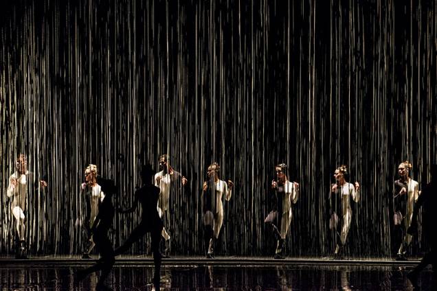 Cena da coreografia Triz: os figurinos em preto e branco acentuam os movimentos Cena da coreografia Triz: os figurinos em preto e branco acentuam os movimentos