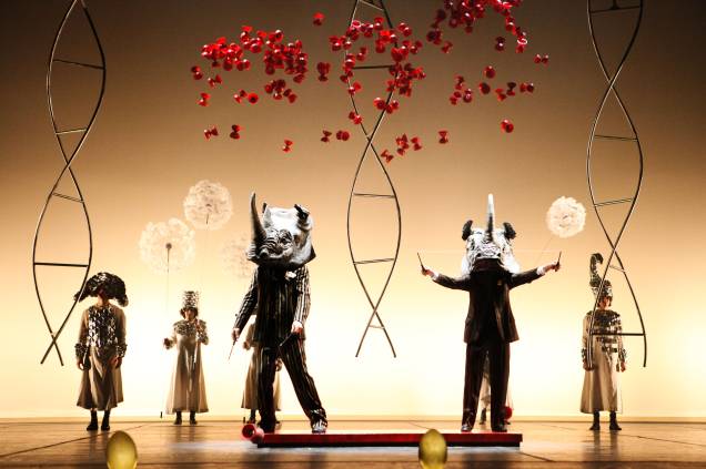 La Veritá: cenário com tela gigantesca de Salvador Dalí La Veritá: cenário com tela gigantesca de Salvador Dalí