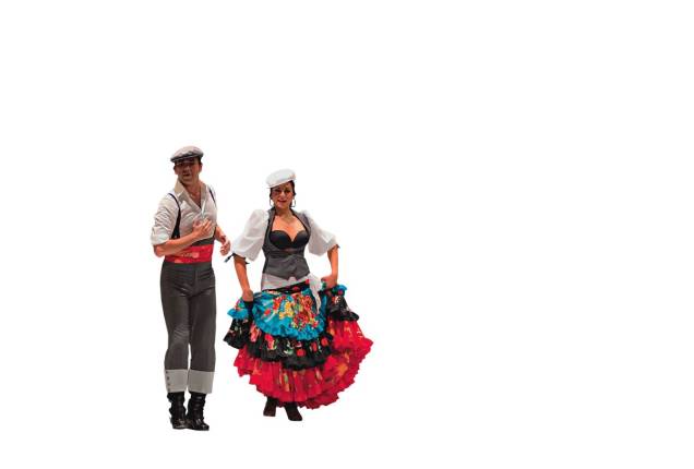 Bailarinos do grupo criado por dois madrilenos: flamenco com figurinos caprichados