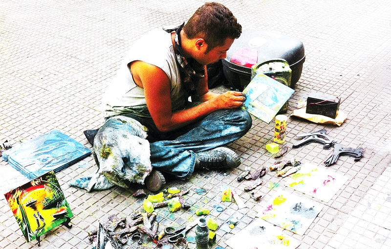 Artista em ação na Rua 25 de Março. (Foto: IVAN DIAS)