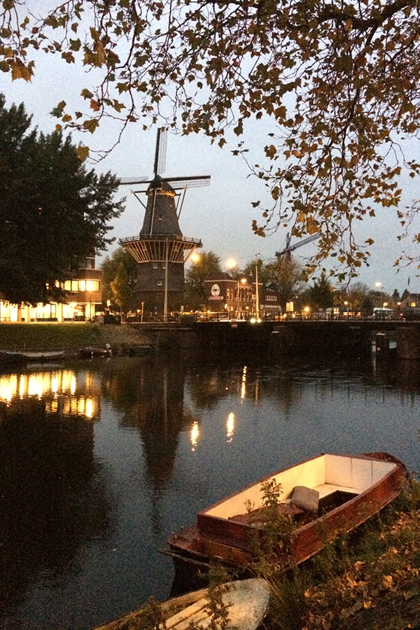 Uma das paradas da viagem foi a Brouwerij 't IJ, com seu chamativo moinho (Crédito: Arquivo Pessoal)