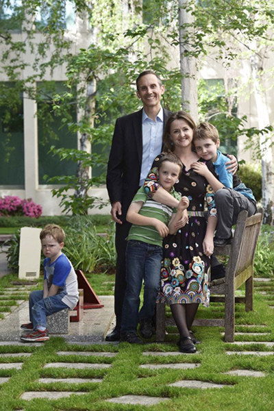 Esta seria uma foto de família perfeita, não fosse por um detalhe