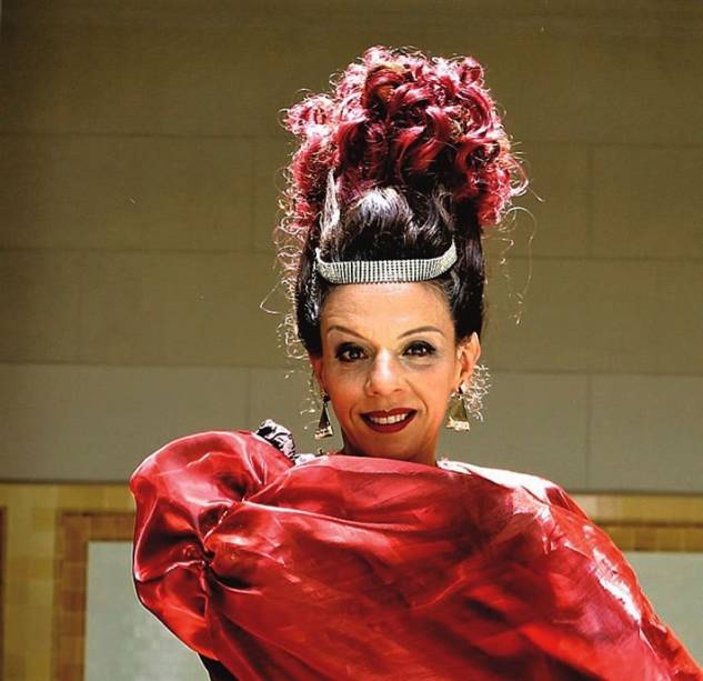 Rosi Campos na peça A Saga da Bruxa Morgana e a Família Real