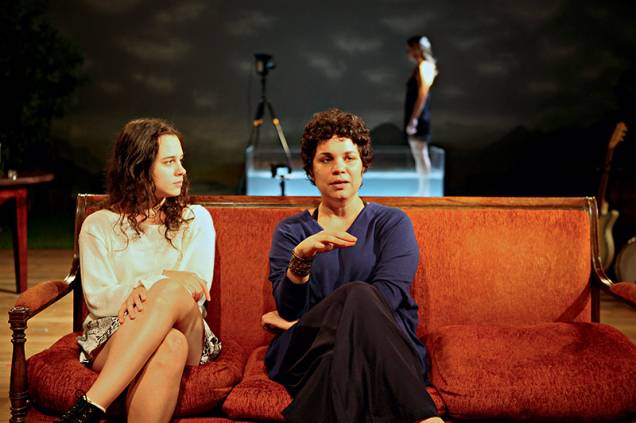 Julia Bernat, Isabel Teixeira e, ao fundo, Stella Rabello: fusão de cinema e teatro Julia Bernat, Isabel Teixeira e, ao fundo, Stella Rabello: fusão de cinema e teatro