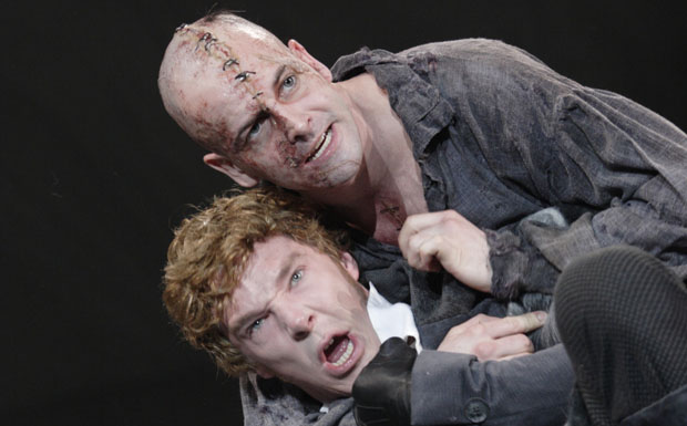 Jonny Lee Miller (a criatura) e Benedict Cumberbatch (doutor Frankenstein) em cena na peça
