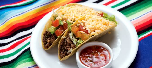 Tacos crocantes: tortilhas de milho recheadas de carne, chili e feijão com vegetais