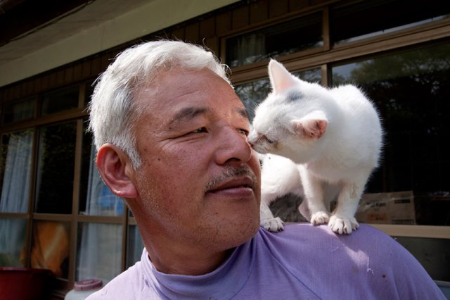 Matsumura Naoto and Shiro the cat