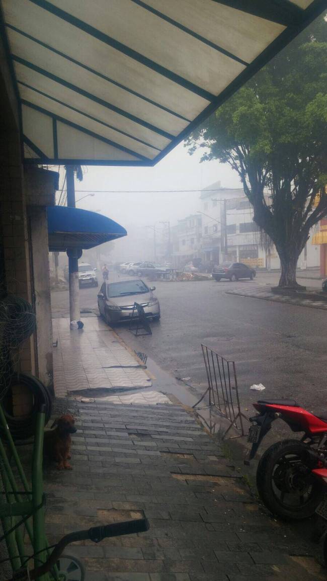 fumaça atinge bairro do guarujá