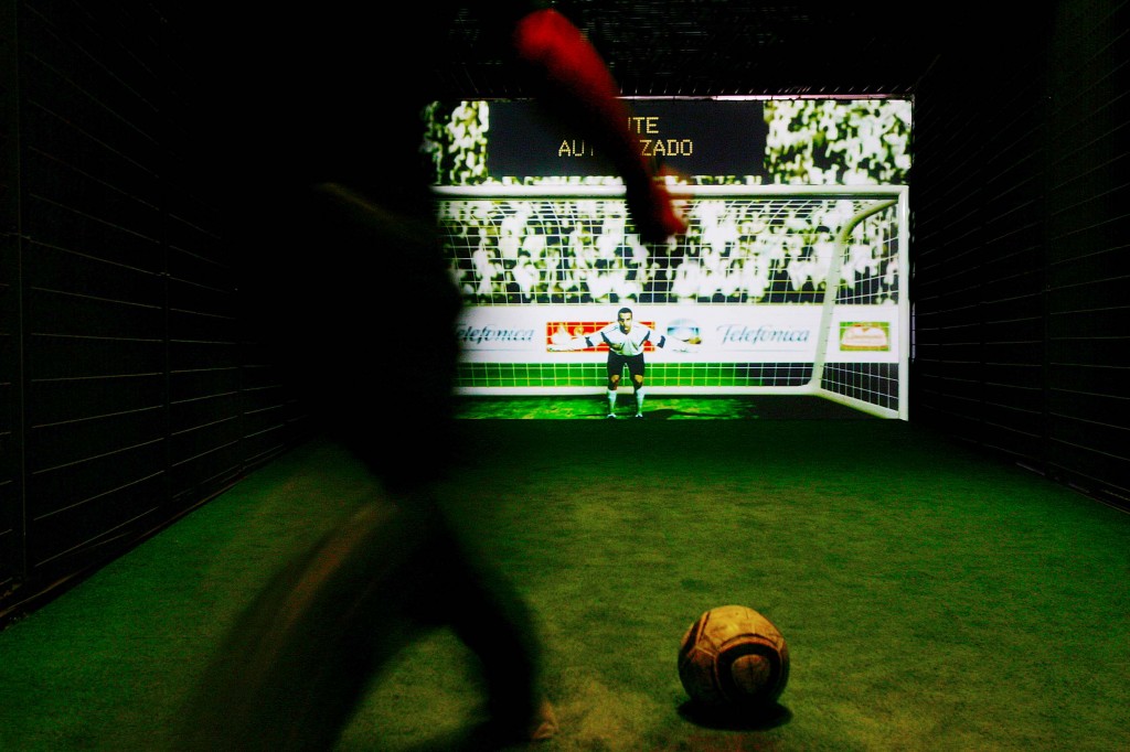 Visitante testa suas habilidades no Museu do Futebol (Foto: IVAN DIAS)