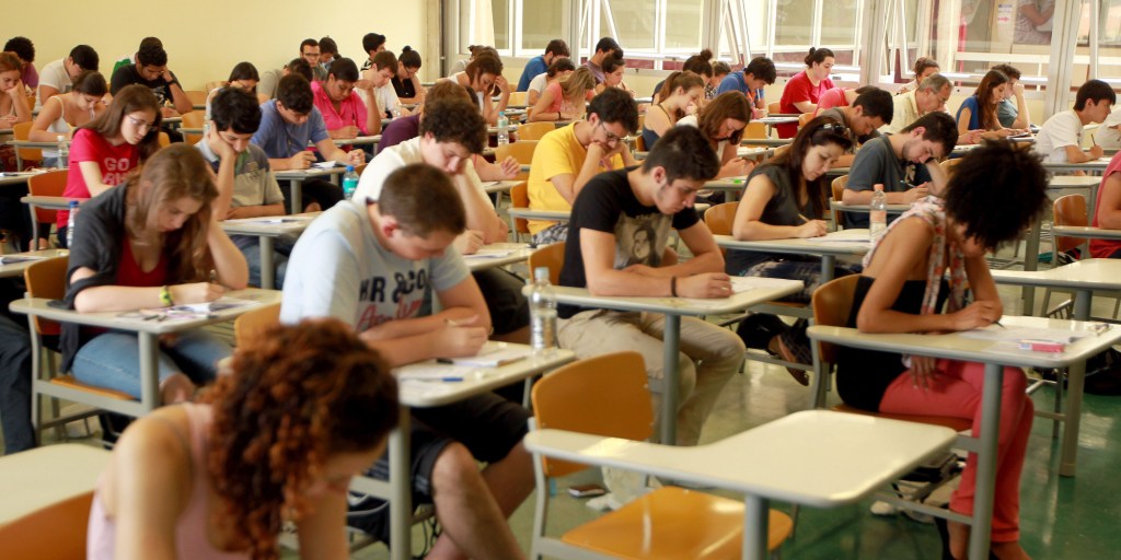 Mais de 136 mil estudantes estão inscritos para a prova que seleciona calouros para a maior parte das vagas de graduação da Universidade de São Paulo (USP)