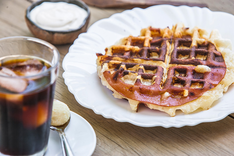 O waffle de queijo leva polvilho no lugar da farinha de trigo e pode ser incrementado com pernil