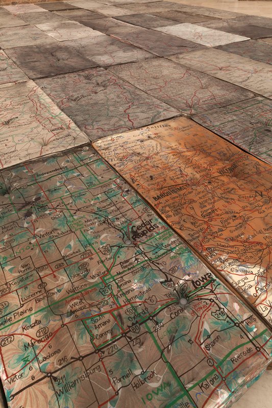 Detalhe da instalação Le Sacre, que traz mapas rodoviários desconexos em minicolchões
