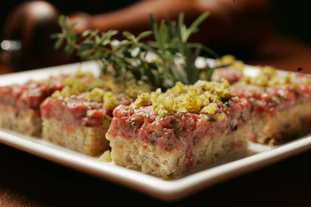 Os canapés de steak tartare são uma das poucas opções para petiscar