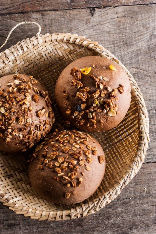 Pão à brasileira com açaí e granola Pão à brasileira com açaí e granola