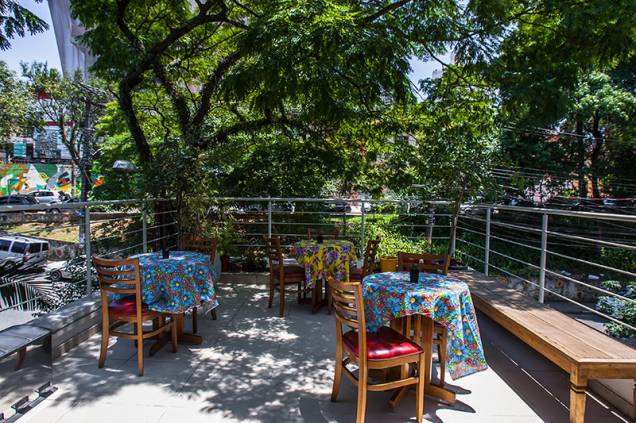 O café ocupa o terraço de um espaço destinado a cursos na Rua Aspicuelta