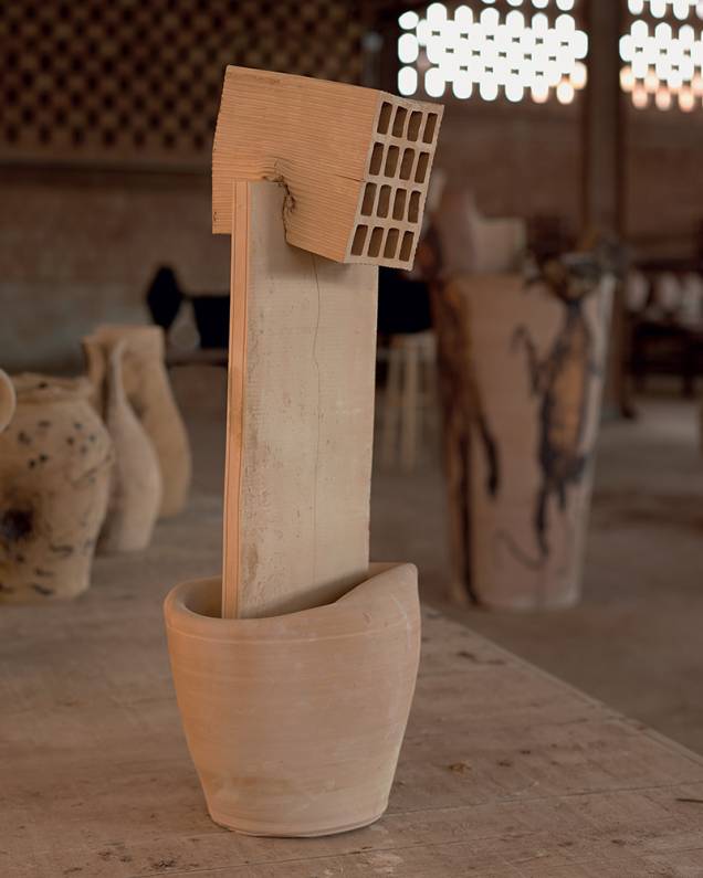Foi na África que Barceló começou a desenvolver objetos de cerâmica, como Heràldic (2011)