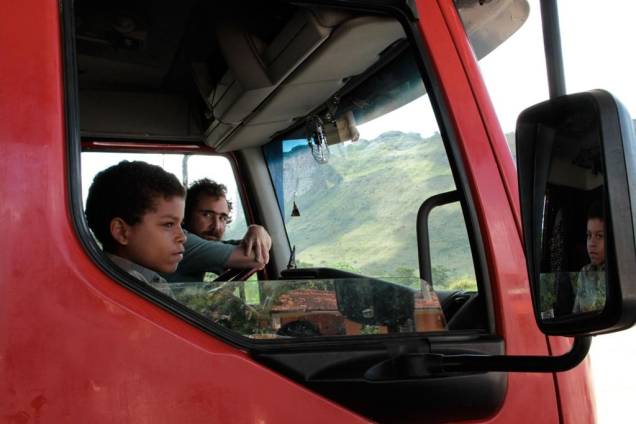 À Beira do Caminho: viagem de caminhão pelo Nordeste na companhia dos atores Vinicius Nascimento e João Miguel