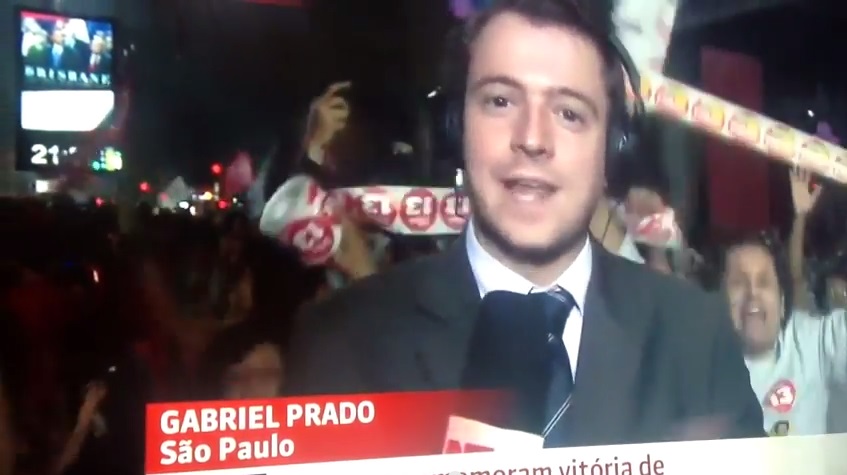 O repórter Gabriel Prado, na transmissão da festa petista na Paulista