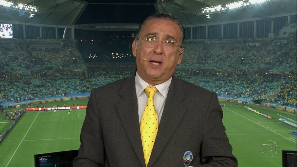 Galvão Bueno se distrai, não narra gol do Brasil e vira piada na internet