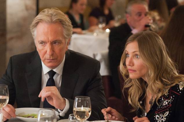 Alan Rickman e Cameron Diaz em Um Golpe Perfeito: refilmagem sem o encanto do original, de 1966