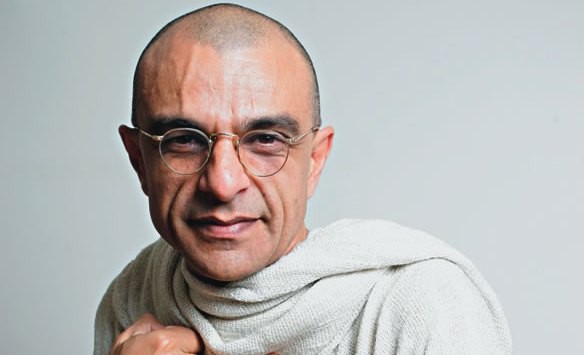 O ator João Signorelli revive Mahatma Gandhi