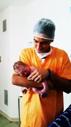 O jogador se emociona na sala de parto do Hospital São Luiz, no Itaim. Henrico nasceu saudável com 3,145 quilos