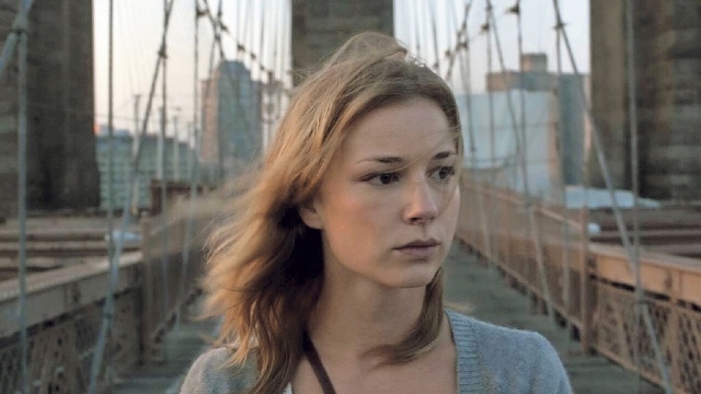 Emily VanCamp em cena de 'A Garota do Livro'