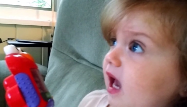 Pai filma reação de sua filha enquanto ela assiste o lançamento de um ônibus espacial pela primeira vez