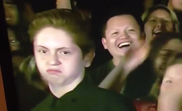 Garoto rouba a cena ao invadir transmissão ao vivo