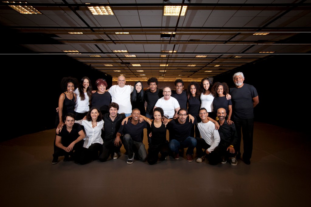 "Garrincha": equipe da produção brasileira comandada por Bob Wilson (Foto: Zé Carlos Barretta)