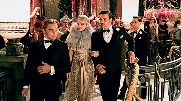 Jay Gatsby (Leonardo DiCaprio) revela um segredo ao vizinho (Tobey Maguire): está apaixonado pela prima dele (Carey Mulligan), que é casada Jay Gatsby (Leonardo DiCaprio) revela um segredo ao vizinho (Tobey Maguire): está apaixonado pela prima dele (Carey Mulligan), que é casada