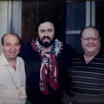 No encontro com o tenor Luciano Pavarotti, de quem era fã, Bruno está também com o amigo Vicente Raiola