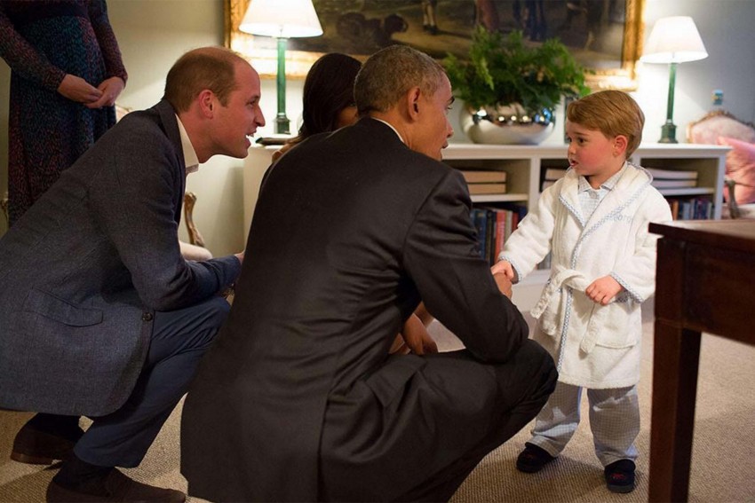 Príncipe George recebe o presidente dos EUA, Barack Obama ao lado de seu pai, Willian