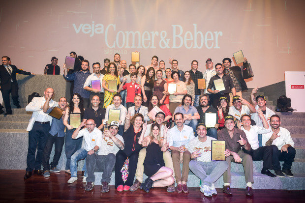 Os eleitos de "Veja Comer Beber" 2015 reunidos no fim da premiação (Foto: Gustavo Scatena/Veja São Paulo )