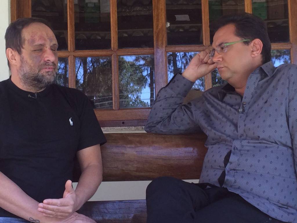 Ex-Polegar mostra rosto deformado por agressões em entrevista no “Domingo Show”