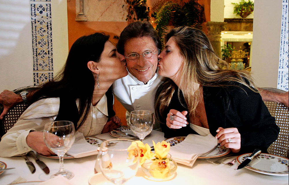 Giancarlo entre as filhas Carla e Cláudia: mansão de 8 milhões de reais em jogo (Foto: Reprodução / Facebook)