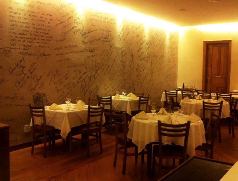 O salão: escrita nas paredes (Foto: Arnaldo Lorençato)