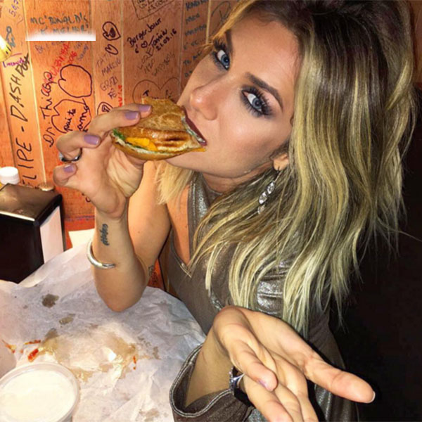 Giovanna Ewbank posa em lanchonete de Bruno Gagliasso, mas um detalhe atrapalha a foto