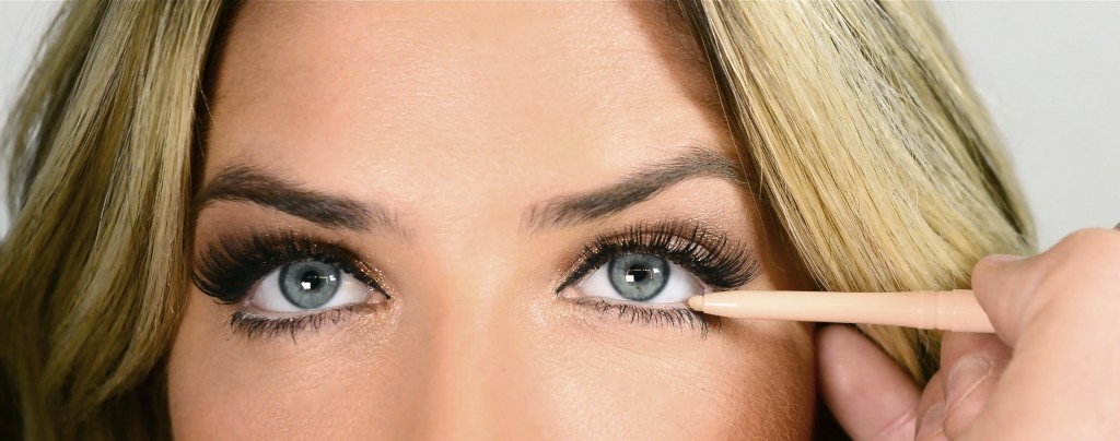 Após delinear a parte superior dos olhos aplique um lápis bege por toda linha d’água, ou seja, na parte inferior dos olhos. A aplicação do lápis claro dá um efeito de olhos maiores.