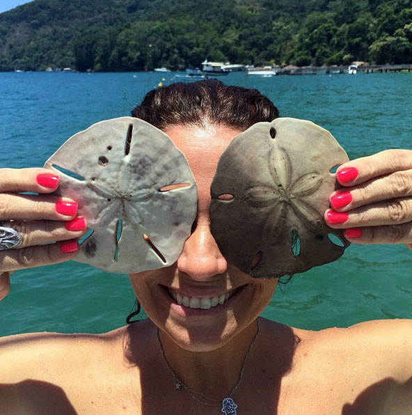 Giovanna Antonelli pegou duas estrelas do mar para tirar uma foto descontraída na praia (Reprodução/Instagram)