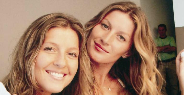 Gisele Bündchen posta foto de infância com irmã gêmea