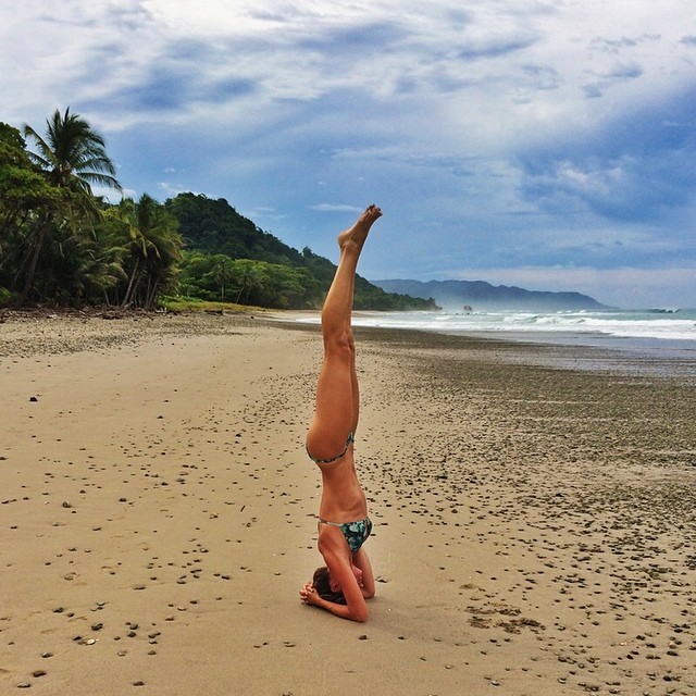 Gisele Bundchen pratica ioga em sua casa de praia, na Costa Rica, no sábado (9)