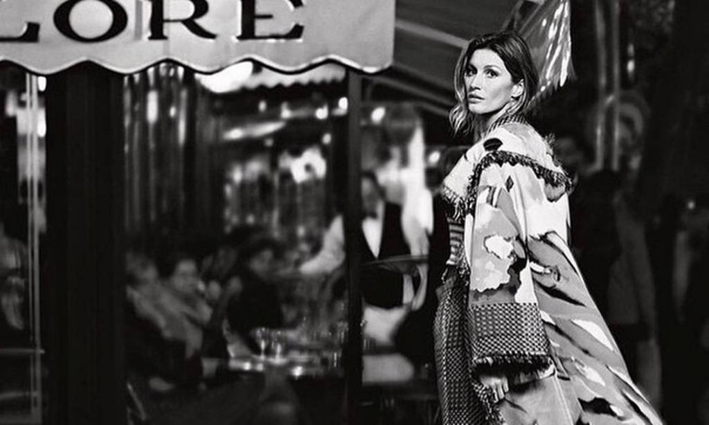 Um dos assuntos mais comentados e aguardados no mundo fashion em 2014 foi a parceria entre a Chanel e a Gisele Bündchen. E antes mesmo de o ano acabar, a maison francesa colocou fim no mistério e divulgou as fotos da campanha de primavera/verão 2015 com a top Divulgação