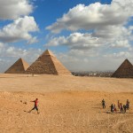 Com as pirâmides em campo, em Gizé, no Egito (Crédito: Caio Vilela)