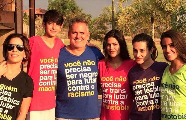 Glória Pires e família usam camisetas para fazer protesto no Sete de Setembro